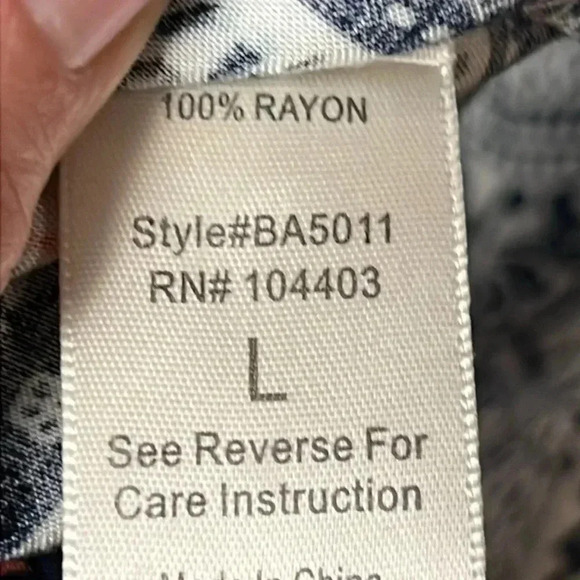 ALTARD STATE Womens LONG SLEEVE SHIRT top blouse Paisley white blue Rayon v-neck - Picture 3 of 8